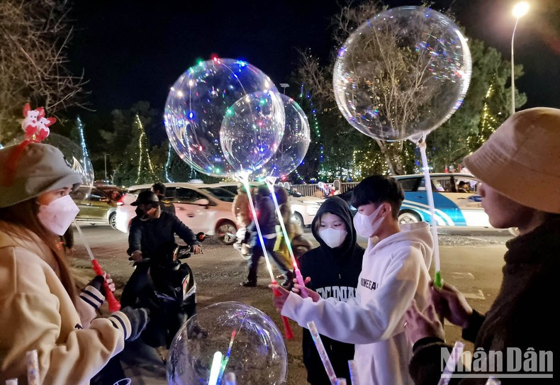Los globos con luces atraen a los turistas. Los globos con luces atraen a los turistas.