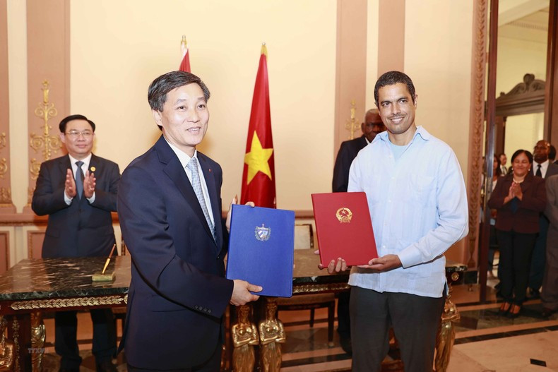 La rúbrica del Programa de cooperación para el período 2024-2025 entre los dos Ministerios de Justicias. La rúbrica del Programa de cooperación para el período 2024-2025 entre los dos Ministerios de Justicias.