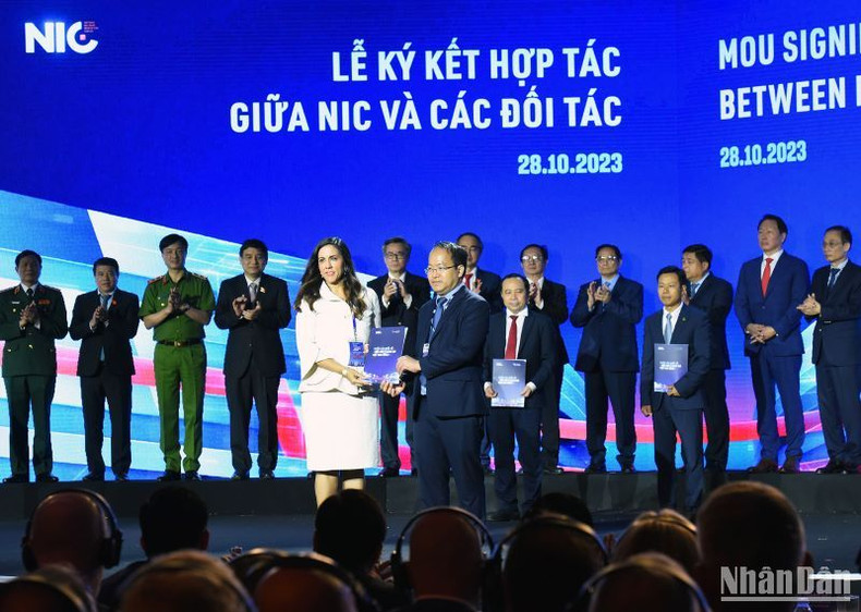 Se firman varios documentos de cooperación.