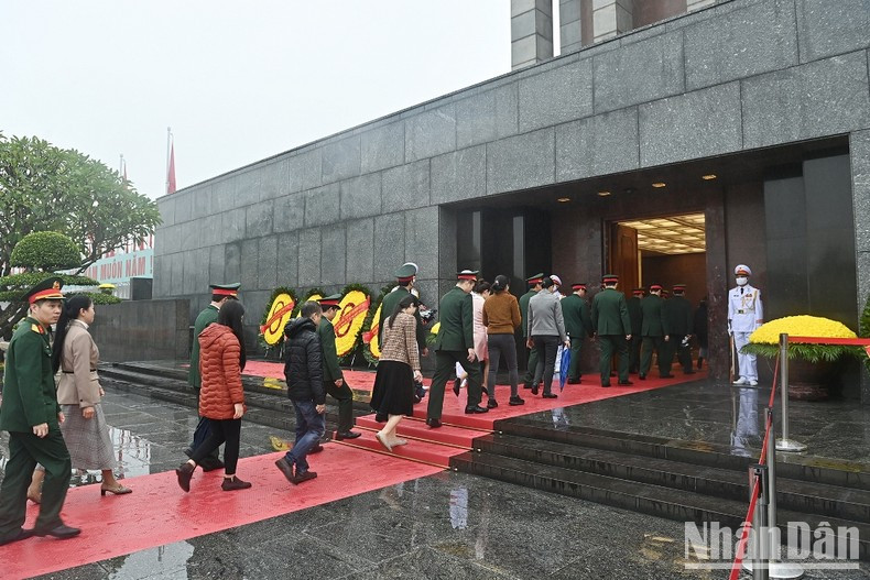 Clases populares y fuerzas armadas rinden tributo al Presidente Ho Chi Minh. Clases populares y fuerzas armadas rinden tributo al Presidente Ho Chi Minh.
