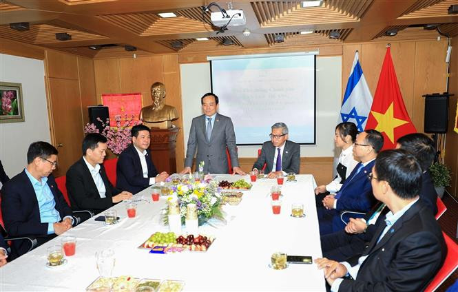 El vicepremier Tran Luu Quang pronuncia un discurso en un encuentro con funcionarios de la Embajada de Vietnam en Israel. (Fotografía: VNA) El vicepremier Tran Luu Quang pronuncia un discurso en un encuentro con funcionarios de la Embajada de Vietnam en Israel. (Fotografía: VNA)