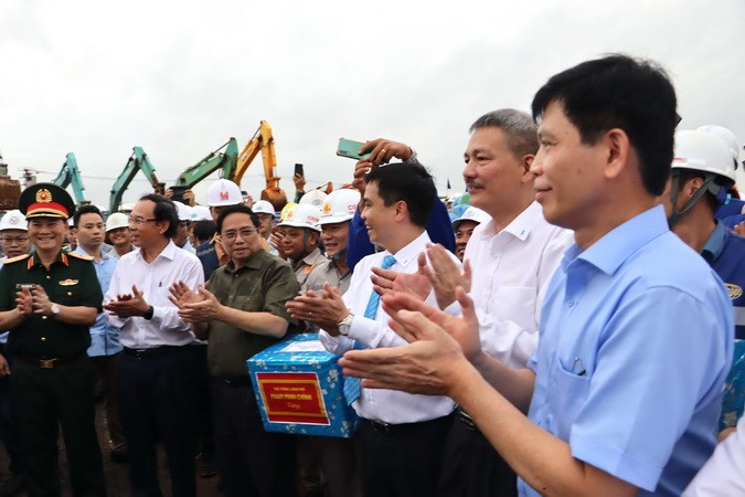 El primer ministro entrega relagos a la unidad constructora del aeropuerto Long Thanh. El primer ministro entrega relagos a la unidad constructora del aeropuerto Long Thanh.