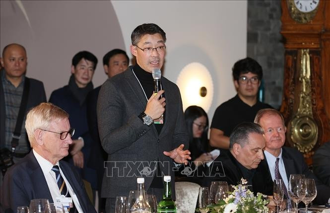 El cónsul honarario Vietnam y también ex vicecanciller alemán, doctor Philipp Rösler en el seminario. El cónsul honarario Vietnam y también ex vicecanciller alemán, doctor Philipp Rösler en el seminario.