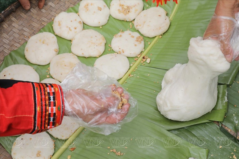 Al pastel se le da forma de círculo con un diámetro de unos 10 centrímetros. Al pastel se le da forma de círculo con un diámetro de unos 10 centrímetros.