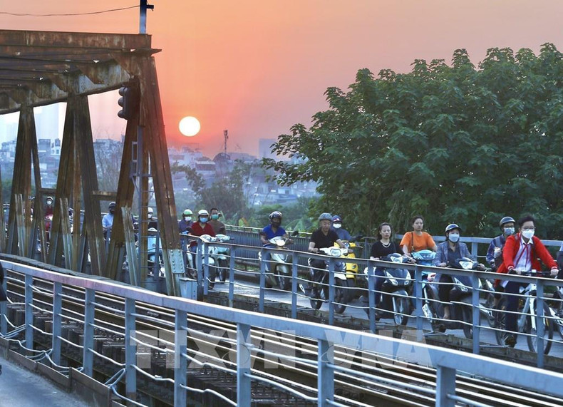 Atardecer en el puente de Long Bien.