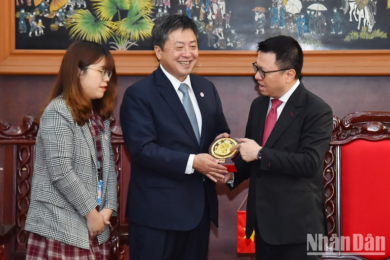 Le Quoc Minh entrega un regalo a Shimizu Akira. Le Quoc Minh entrega un regalo a Shimizu Akira.