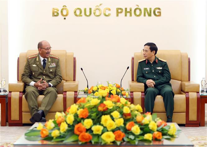 El ministro de Defensa de Vietnam, general Phan Van Giang, recibió al general de División Roberto Legrá Sotolongo, viceministro de las Fuerzas Armadas Revolucionarias y jefe del Estado Mayor General de Cuba. (Fotografía: VNA) El ministro de Defensa de Vietnam, general Phan Van Giang, recibió al general de División Roberto Legrá Sotolongo, viceministro de las Fuerzas Armadas Revolucionarias y jefe del Estado Mayor General de Cuba. (Fotografía: VNA)