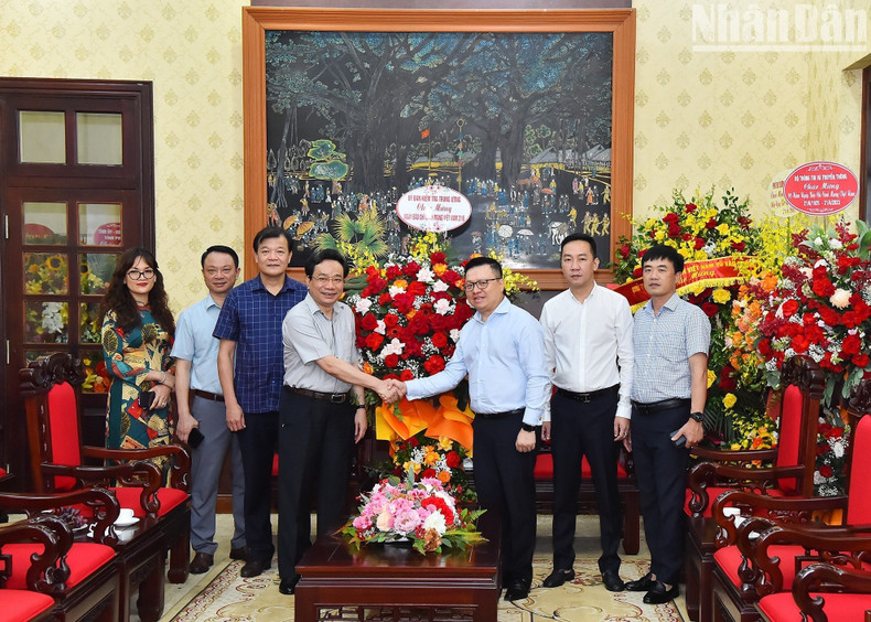 El vicejefe del Comité de Control Disciplinario del Comité Central del Partido, Nghiem Phu Cuong, felicita a Nhan Dan.