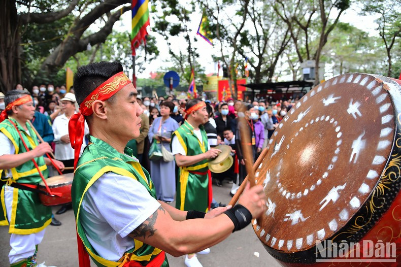 El sonido de tambores y gongs crea un ambiente vibrante y bullicioso. El sonido de tambores y gongs crea un ambiente vibrante y bullicioso.