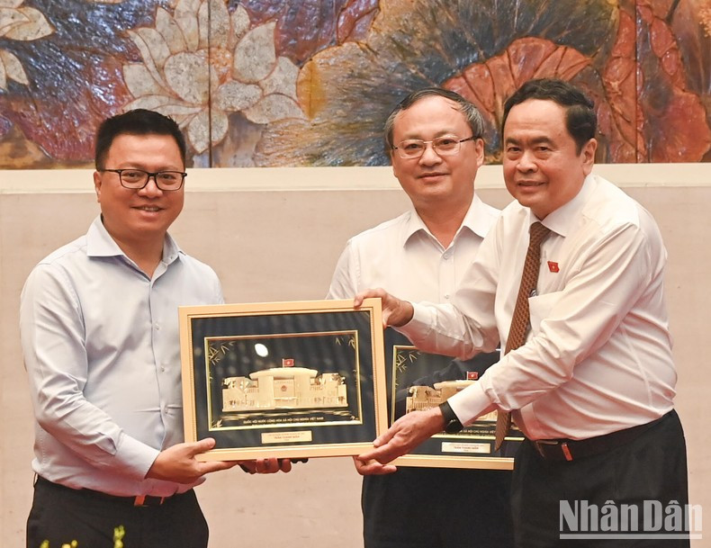 El presidente de la ANV Tran Thanh Man ofrece recuerdo al director de redacción del periódico Nhan Dan, Le Quoc Minh. (Fotografía: Nhan Dan)