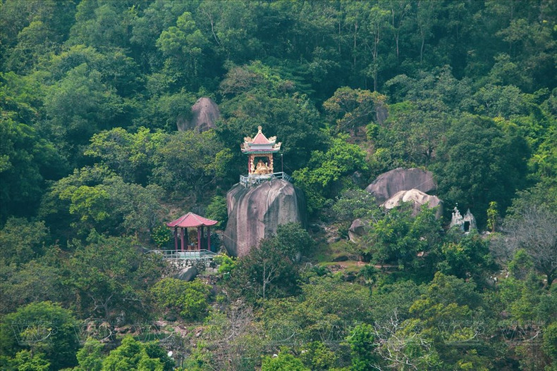 Pagodas antiguas entre la sombra de los árboles en la montaña Chua Chan. Pagodas antiguas entre la sombra de los árboles en la montaña Chua Chan.
