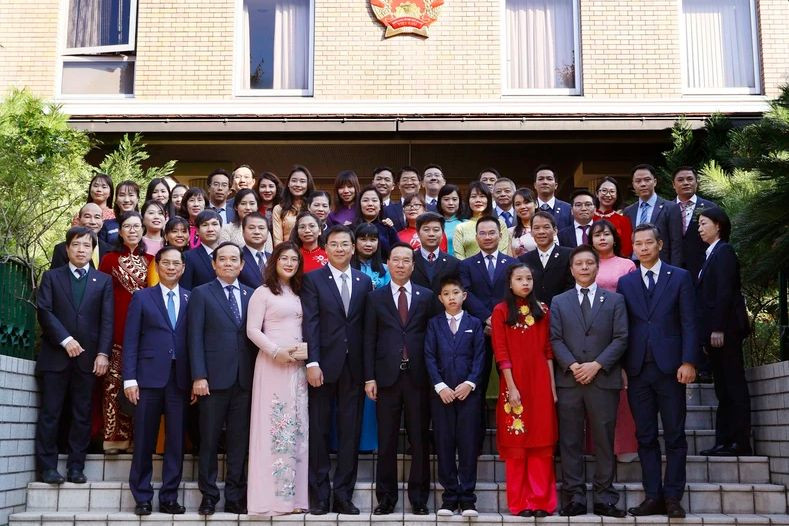 Vo Van Thuong y el personal de la Embajada de Vietnam en Japón. Vo Van Thuong y el personal de la Embajada de Vietnam en Japón.