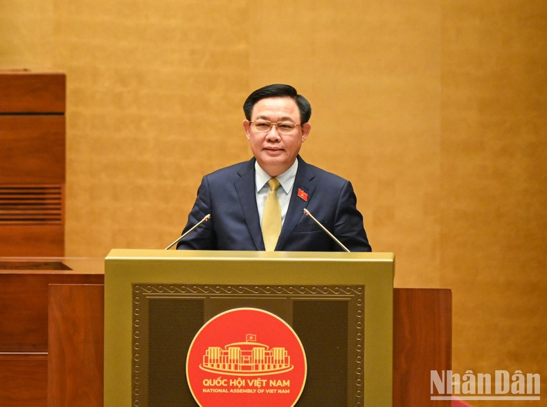 El presidente parlamentario Vuong Dinh Hue promuncia un discurso de clausura de la conferencia.