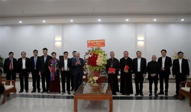 El presidente del Comité Central del Frente de la Patria de Vietnam, Do Van Chien, realiza una visita con motivo de la Navidad a la sede episcopal de la diócesis de Vinh, provincia central de Nghe An. (Fotografía: VNA)