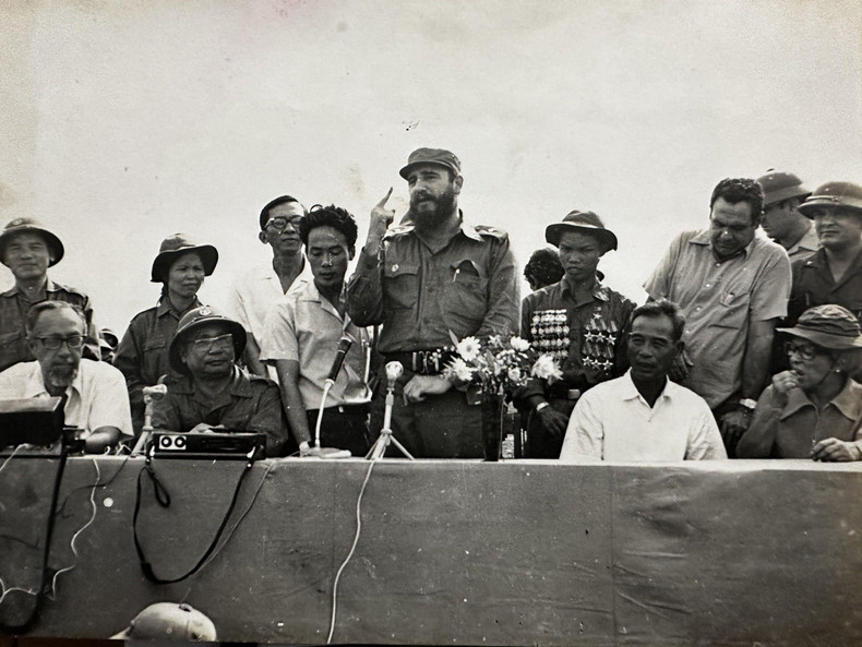 Fidel Castro habla en el mitin efectuado en la mañana del 15 de septiembre de 1973 en la fortaleza 241 de la comuna de Cam Thanh, distrito de Cam Lo, Quang Tri. A su izquierda está Nguyen Xuan Phong, como intérprete. (Fotografía: Cortesía de Nguyen Xuan Phong) Fidel Castro habla en el mitin efectuado en la mañana del 15 de septiembre de 1973 en la fortaleza 241 de la comuna de Cam Thanh, distrito de Cam Lo, Quang Tri. A su izquierda está Nguyen Xuan Phong, como intérprete. (Fotografía: Cortesía de Nguyen Xuan Phong)
