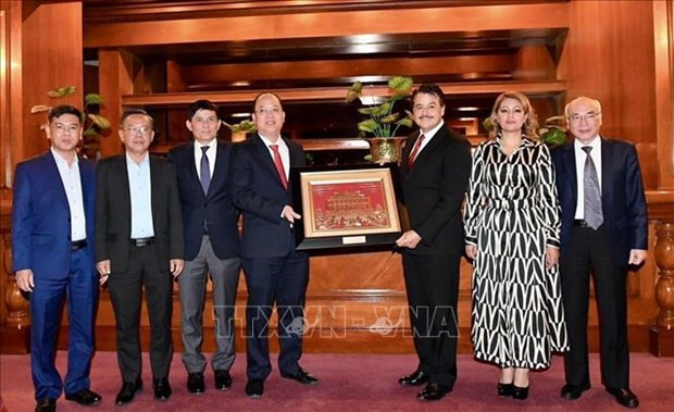 Delegación vietnamita con presidente de la Comisión de Relaciones Exteriores de la Cámara de Diputados Alfredo Femat Bañuelos. (Fotografía: VNA)