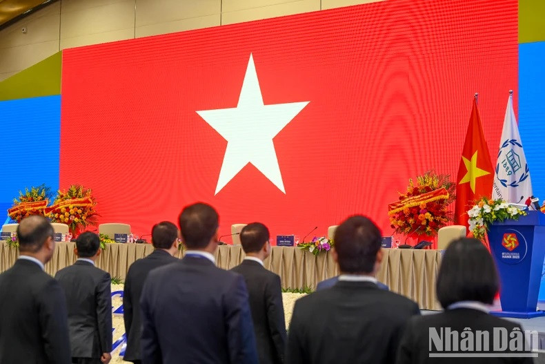 La ceremonia de saludo a la bandera. La ceremonia de saludo a la bandera.