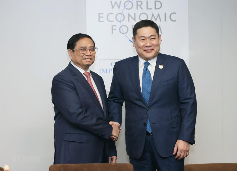 El primer ministro de Vietnam, Pham Minh Chinh (izquierda) y su homólogo de Mongolia, Oyun-Erdene Luvsannamsrai. (Fotografía: VNA) El primer ministro de Vietnam, Pham Minh Chinh (izquierda) y su homólogo de Mongolia, Oyun-Erdene Luvsannamsrai. (Fotografía: VNA)