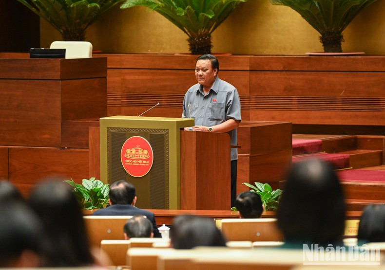 El vicesecretario permanente del Comité partidista y jefe de la delegación parlamentaria de la provincia de Binh Dinh, Le Kim Toan, habla en el evento.