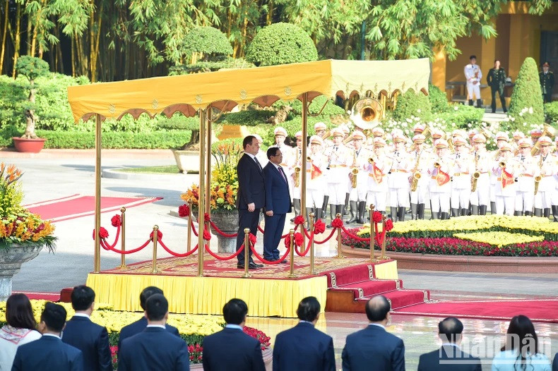 Los dos primeros ministros en la ceremonia de saludo a la bandera.