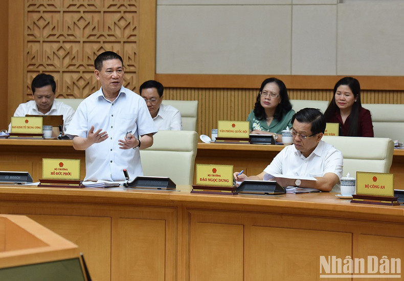 El ministro de Finanzas Ho Duc Phoc habla en la reunión.