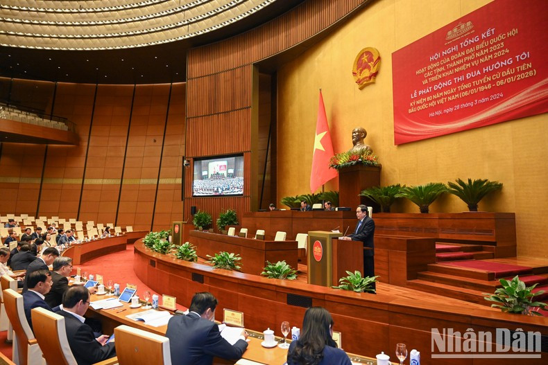 Tran Thanh Man presenta brevemente el resultado de las actividades de la Asamblea Nacional en 2023.