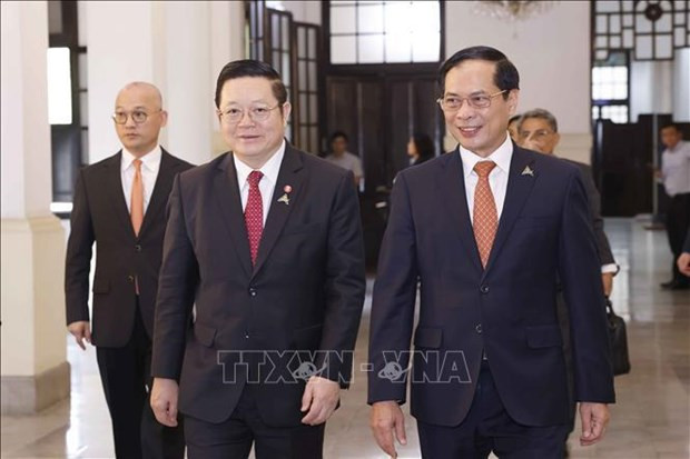 El canciller Bui Thanh Son mantiene una reunión con el secretario general de la ASEAN, Kao Kim Hourn. (Fotografía: VNA) El canciller Bui Thanh Son mantiene una reunión con el secretario general de la ASEAN, Kao Kim Hourn. (Fotografía: VNA)