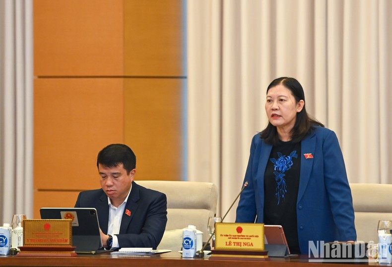La jefa del Comité de Asuntos Judiciales de la Asamblea Nacional, Le Thi Nga, en la reunión.