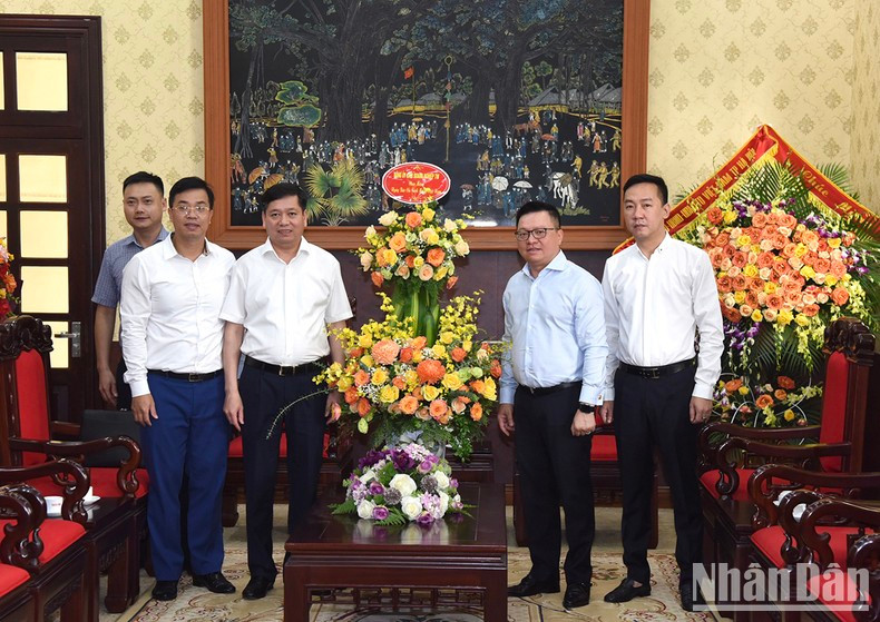 Le Quoc Minh recibe al miembro suplente del Comité Central del Partido y secretario del Comité partidista del Bloque Empresarial, Nguyen Long Hai.
