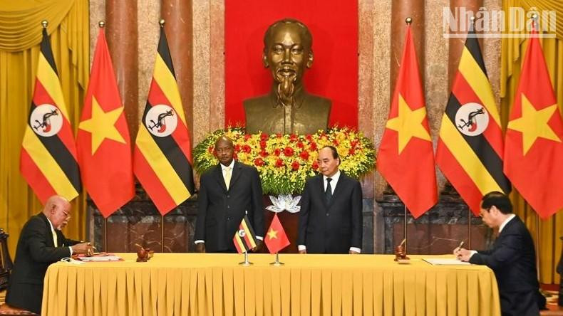 El presidente de Vietnam, Nguyen Xuan Phuc, y su homólogo ugandés, Yoweri Kaguta Museveni, presencian la firma de acuerdos de cooperación. El presidente de Vietnam, Nguyen Xuan Phuc, y su homólogo ugandés, Yoweri Kaguta Museveni, presencian la firma de acuerdos de cooperación.