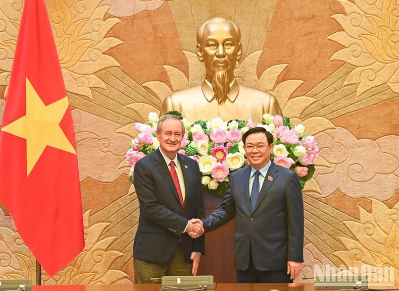 El Presidente del Legislativo, Vuong Dinh Hue, y el Senador Mike Crapo, jefe de la delegación del Congreso estadounidense. El Presidente del Legislativo, Vuong Dinh Hue, y el Senador Mike Crapo, jefe de la delegación del Congreso estadounidense.