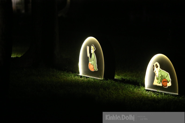 Serie de imágenes de eruditos estudiando en tiendas de campaña.