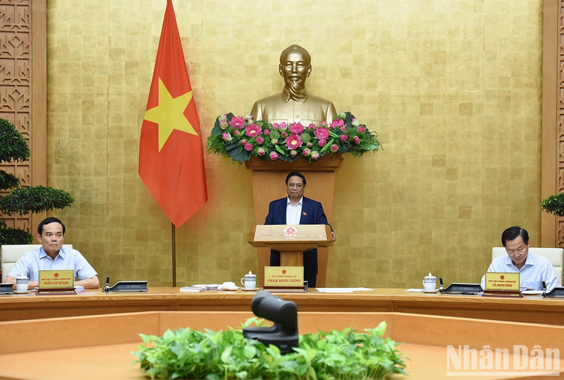 El primer ministro Pham Minh Chinh preside la reunión ordinaria del Gobierno.