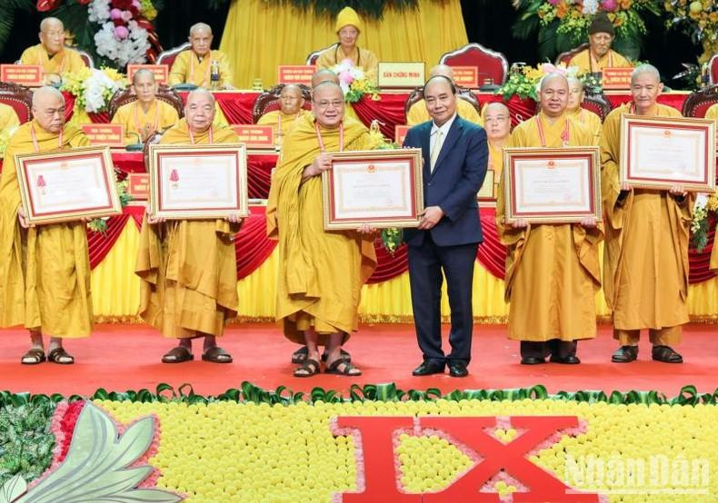 Se entregan las Medallas de Trabajo de Segunda y Tercera Clases a las personas destacadas de la Sangha Budista. Se entregan las Medallas de Trabajo de Segunda y Tercera Clases a las personas destacadas de la Sangha Budista.