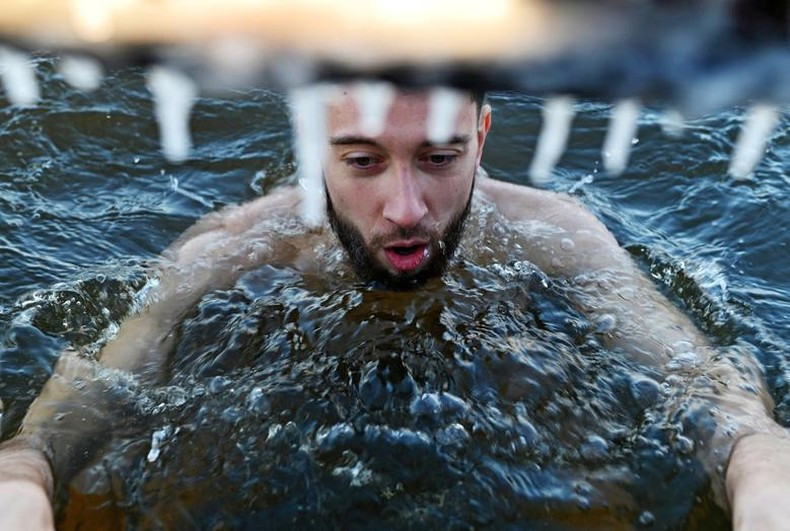 Nadar en el río Irtysh durante el día de calentamiento de la natación invernal en Omsk (Rusia) el 4 de diciembre. Nadar en el río Irtysh durante el día de calentamiento de la natación invernal en Omsk (Rusia) el 4 de diciembre.