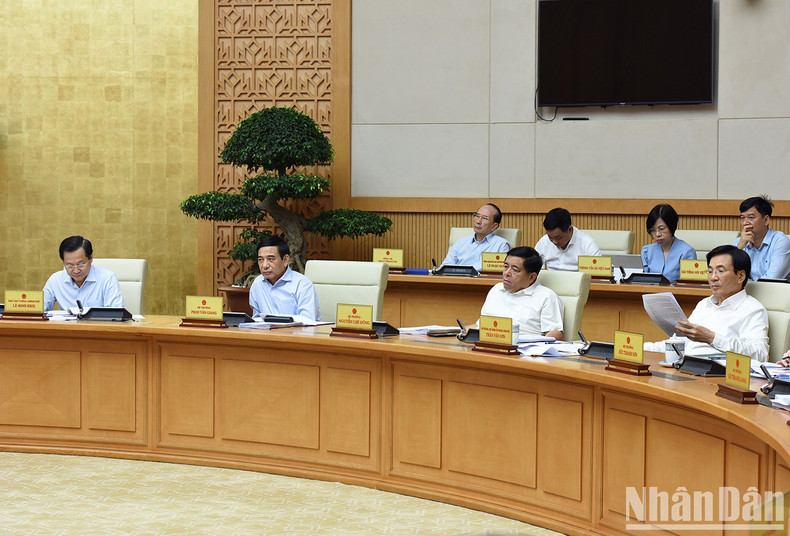 El viceprermier y los ministros en la reunión.