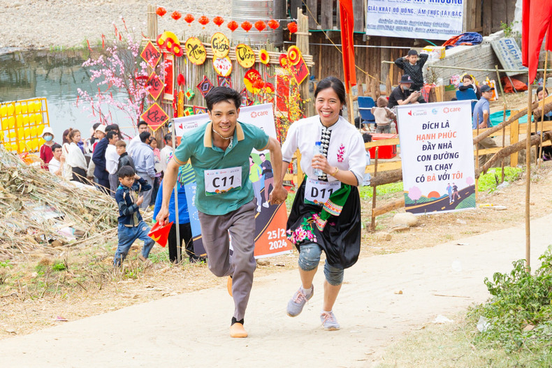 Numerosas pancartas a lo largo de la carrera.