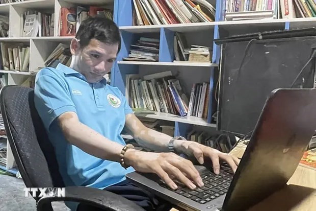 Le Thai Binh, un discapacitado de la comuna de Ky Tan del distrito de Ky Anh, provincia de Ha Tinh, ha creado muchas organizaciones benéficas para apoyar a las personas con discapacidad. (Fotografía: VNA)