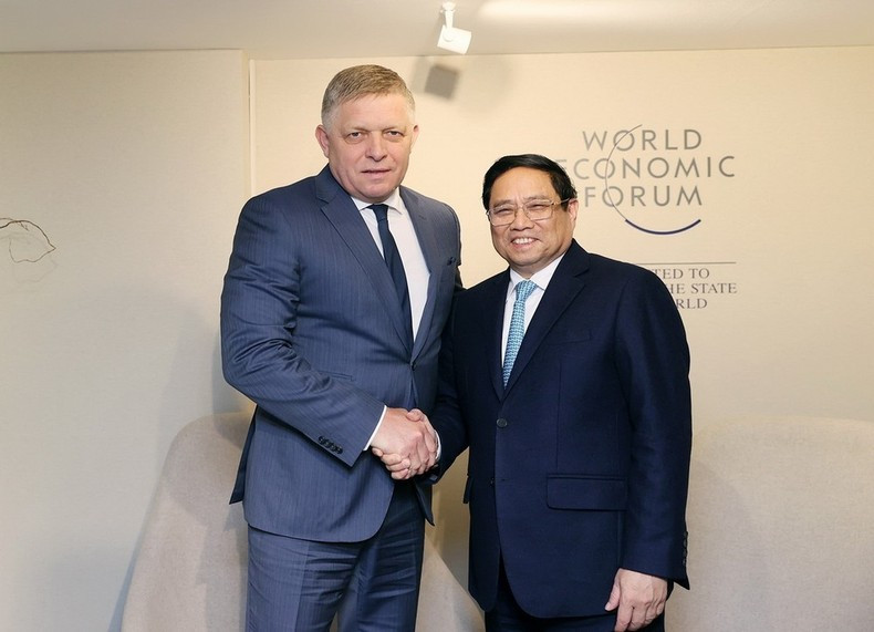 El primer ministro de Vietnam, Pham Minh Chinh, y su homólogo eslovaco, Robert Fico. (Fotografía: VNA) El primer ministro de Vietnam, Pham Minh Chinh, y su homólogo eslovaco, Robert Fico. (Fotografía: VNA)