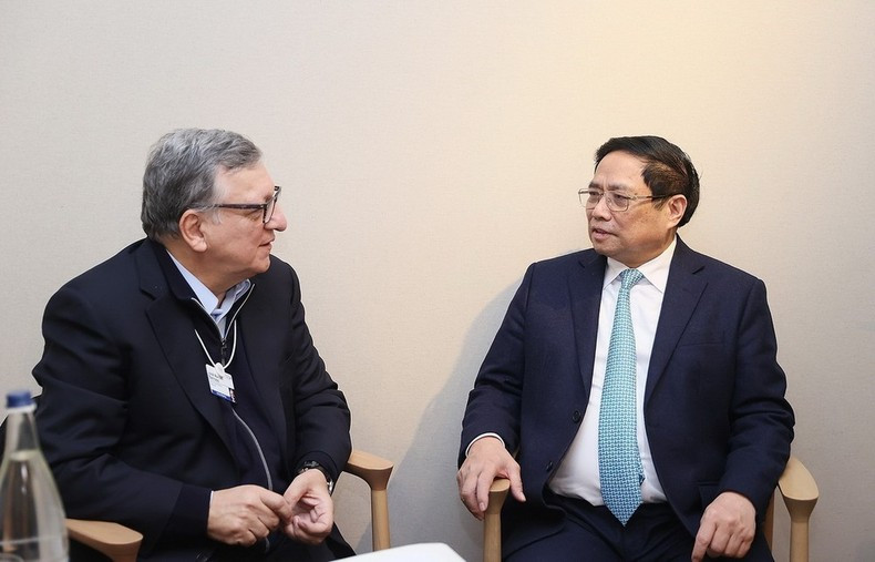 El primer ministro de Vietnam, Pham Minh Chinh, y Jose Manuel Barroso, presidente del Consejo Administrativo de la Alianza Global para Vacunas e Inmunización. (Fotografía: VNA) El primer ministro de Vietnam, Pham Minh Chinh, y Jose Manuel Barroso, presidente del Consejo Administrativo de la Alianza Global para Vacunas e Inmunización. (Fotografía: VNA)