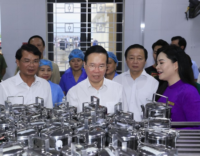 La delgación inspecciona la cocina de la escuela. La delgación inspecciona la cocina de la escuela.