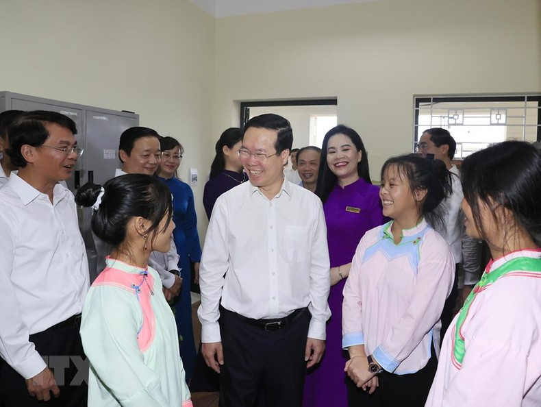 El presidente se reúne con los profesores y estudiantes. El presidente se reúne con los profesores y estudiantes.