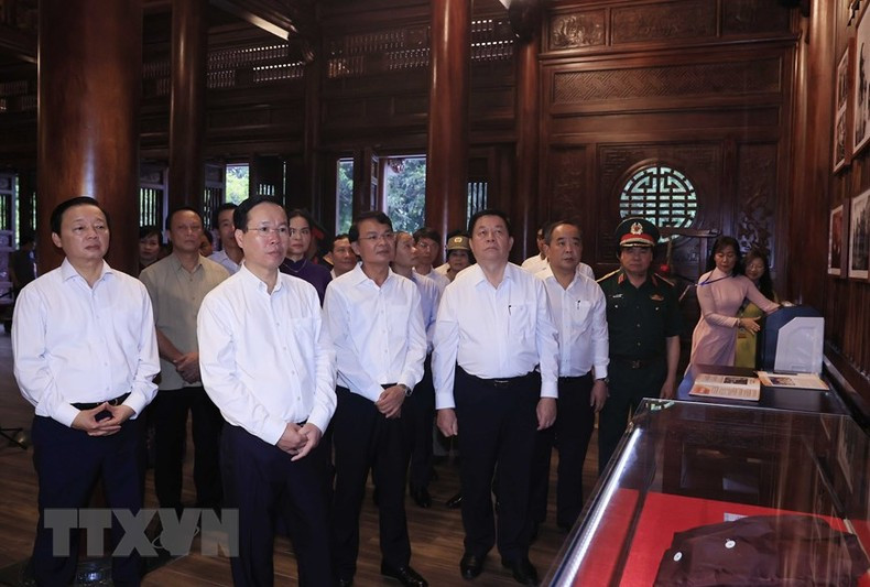 Vo Van Thuong y la delegación observan las fotos exhibidas en la casa memorial. Vo Van Thuong y la delegación observan las fotos exhibidas en la casa memorial.