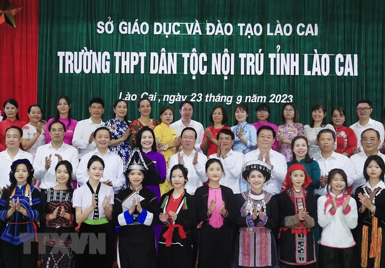 El presidente Vo Van Thuong con los profesores y estudiantes del internado de secundaria para los grupos étnicos. El presidente Vo Van Thuong con los profesores y estudiantes del internado de secundaria para los grupos étnicos.