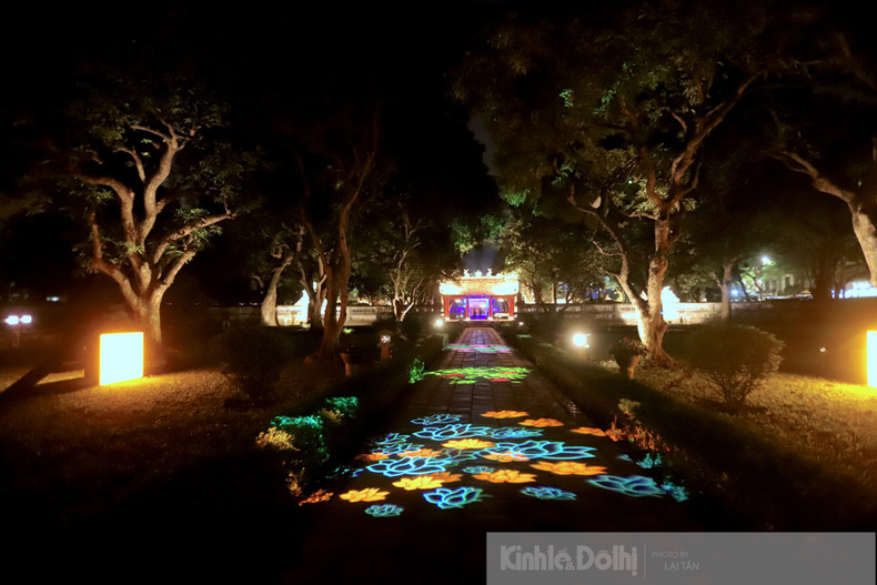 Los patrones de las estelas del Templo se recrean en la superficie del camino.