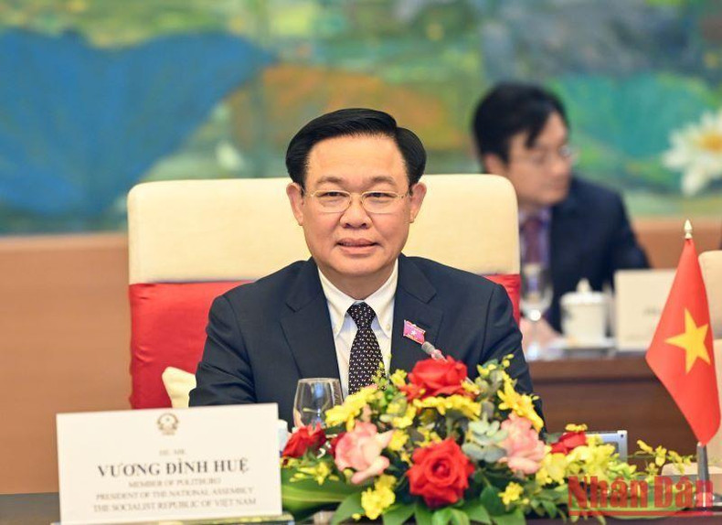 El presidente legislativo interviene en el encuentro.