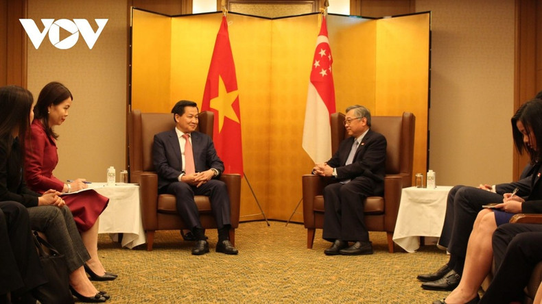 El viceprimer ministro vietnamita Le Minh Khai y su homólogo de Singapur, Gan Kim Yong (Fotografía: VOV)