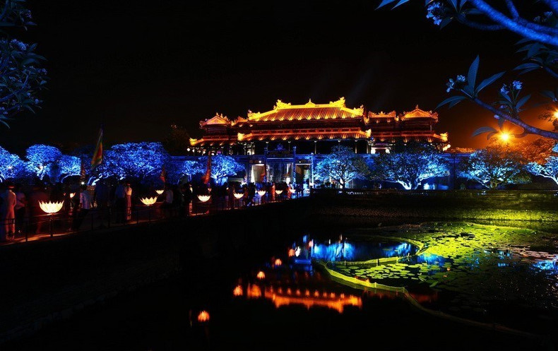 Ciudad Imperial de Hue se ve brillante en la noche, gracias a los efectos de la iluminación artísticos. Ciudad Imperial de Hue se ve brillante en la noche, gracias a los efectos de la iluminación artísticos.