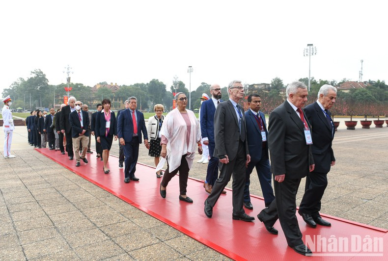 Delegados rinden tributo en el Mausoleo del Presidente Ho Chi Minh en Hanoi. (Fotografía: Nhan Dan)