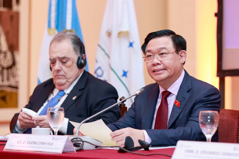 Vuong Dinh Hue habla en el evento.